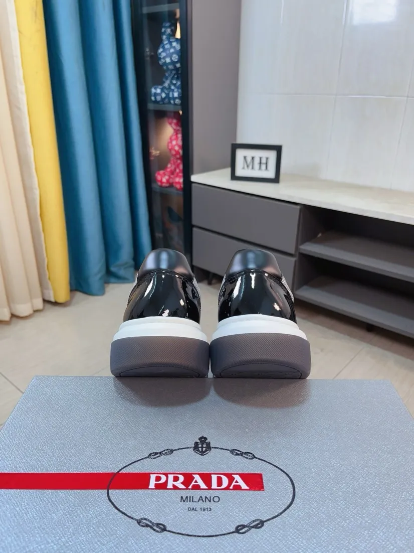 Men's shoes 💰600🌹🌹High-quality new Prada counters are launched simultaneously. The new men's shoes and 😘fabrics are selected from imported mesh and glue-spraying technology. Imported cowhide lining. 👍🏿High-end☄️Open-molded non-slip rubber outsole, exquisite lines, simple and elegant, comfortable and high-end for leisure travel. Code number: 38 to 44